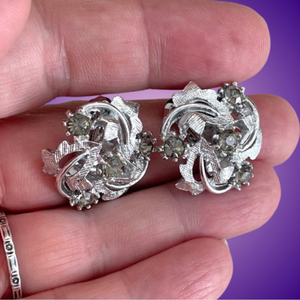 Vintage silvertone ART Arthur Pepper clip earrings w/ rhinestones